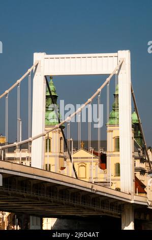 Elisabethbrücke über die Donau und neoklassische Zwillingstürme der Inner City Pfarrkirche in Budapest, Ungarn. Stockfoto