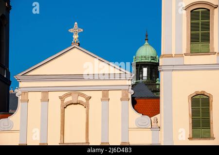 Neoklassizistische Fassade der ungarischen Stadtpfarrei in Budapest, Mitteleuropa. Stockfoto