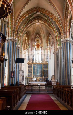 Gemalte, gerippte Gewölbedecke in der ungarischen Pfarrkirche in Budapest. Stockfoto