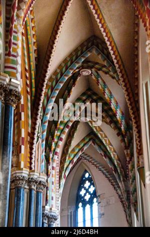 Gemalte Rippenbögen und gewölbte Decke der ungarischen Stadtpfarrei in Budapest. Stockfoto