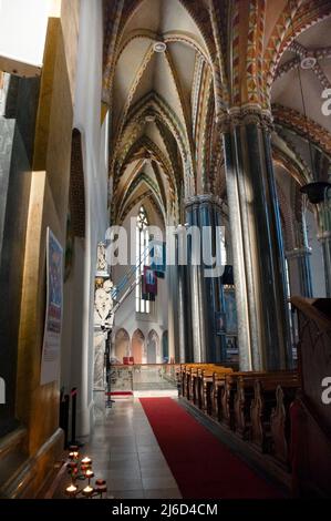 Gemalte Gewölbedecke der ungarischen Stadtpfarrei in Budapest. Stockfoto