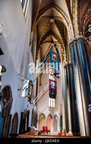 Gemalte, gerippte Gewölbedecke der neoklassizistischen ungarischen Stadtpfarrei in Budapest. Stockfoto