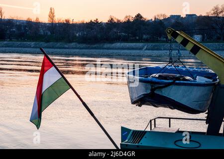 Über der Donau in Budapest, Ungarn, hängt ein Schiffsantender und die ungarische Nationalflagge. Stockfoto