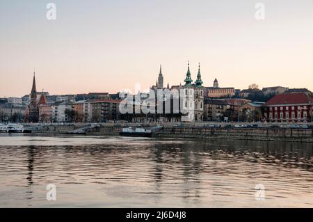 Zwei Türme der italienischen Barockkirche St. Gemeinde Ann an der Donau in Budapest, Ungarn. Stockfoto