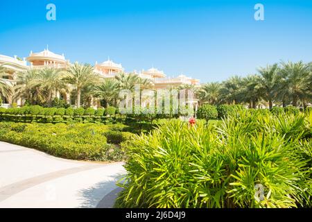 Dubai, Vereinigte Arabische Emirate – 28. April 2022: Wunderschöner tropischer Garten im Luxushotel Palm Jumeirah Stockfoto