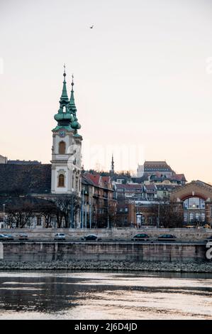 Zwei Türme der italienischen Barockkirche St. Gemeinde Ann an der Donau in Budapest, Ungarn. Stockfoto