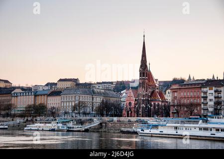 Neogotische Kirche Szilágyi Deso Square Reformend an der Donau in Budapest, mit einem bunten Ziegeldach und einem schlanken Turm. Stockfoto