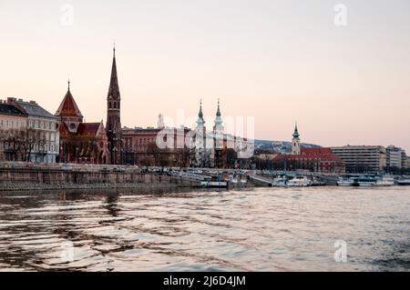 Neogotische und barocke Kirchtürme entlang der Donau in Budapest, hungrig. Stockfoto