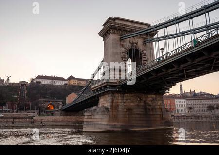 Die Kettenbrücke verbindet Buda und Pest in Budapest in Ungarn. Stockfoto