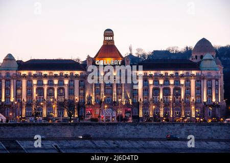 Berühmter Gellért-Badekomplex entlang der Donau in Budapest, Ungarn. Stockfoto