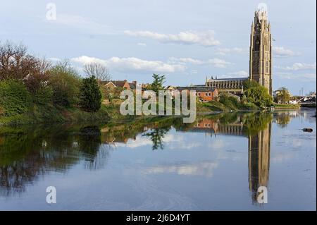 Der Fluss Witham mit Reflexionen im Wasser und Boston Stump St. Botolph's Kirche in der Ferne. Stockfoto