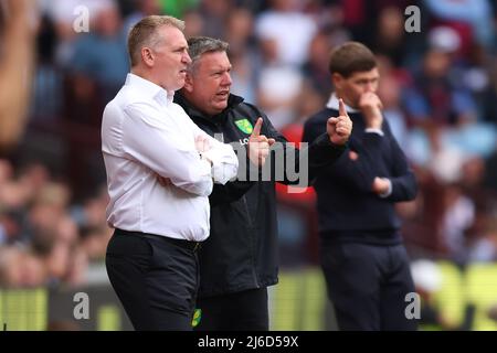 30.. April 2022: Villa Park, Birmingham, Midlands, England; Premier League Football, Aston Villa versus Norwich: Dean Smith, Stadtmanager von Norwich, mit dem stellvertretenden Cheftrainer Craig Shakespeare Stockfoto