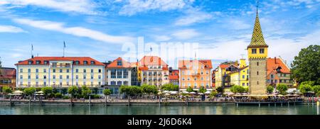 Panorama der Stadt Lindau, Deutschland, Europa. Es ist Touristenattraktion von Bayern. Panoramablick auf die Häuser auf der Insel Lindau, Landschaft des Bodensees Stockfoto