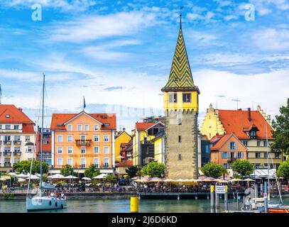 Lindau, Deutschland - 19. Jul 2019: Lindau Stadt in Deutschland, Europa. Schöne Aussicht auf bunte Häuser am Bodensee im Sommer. Diese alte Stadt ist es Stockfoto