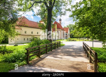 Schloss Blutenburg im Sommer, München, Deutschland, Europa. Es ist das Wahrzeichen der Stadt München. Landschaft von alten Häusern von München, Bayern. Landschaft mit Deutsch Stockfoto