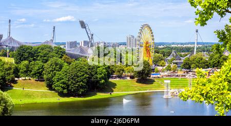 Olympiapark im Sommer, München, Deutschland, Europa. Dieser Ort ist das Wahrzeichen von München. Panorama des grünen Olympiaparks, Stadtlandschaft. Landschaftlich schöner Blick auf Muni Stockfoto