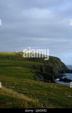 Sumburgh Head Leuchtturm in Shetland aus der Ferne gesehen Stockfoto