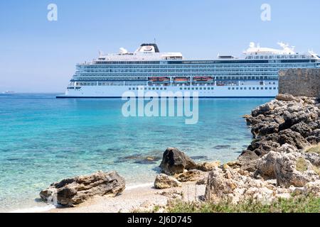 Kreuzfahrtschiffe Viking stehen im Hafen der Stadt Mandraki Rhodos. Stockfoto