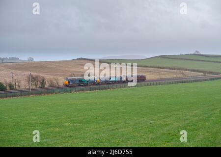 Ehemalige Direct Rail Services-Lokomotiven der Klasse 57, die von einer West Coast Railways der Klasse 47 an ihren neuen Besitzer West Coast Railways transportiert werden Stockfoto