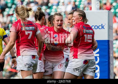 LONDON, GROSSBRITANNIEN. 30., 2022. April. Sgt Louise Dodd Queen Alexandra Royal Army Nursing Corps feiert einen Versuch mit Teamkollegen während der Women's Army gegen Royal Navy für die Babcock-Trophäe im Twickenham Stadium am Samstag, den 30. April 2022. LONDON, ENGLAND. Kredit: Taka Wu/Alamy Live Nachrichten Stockfoto