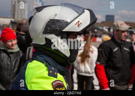 Moskau, Russland. 30.. April 2022. Verkehrspolizist sorgt für Verkehrssicherheit während der festlichen Veranstaltungen zur Eröffnung der Motorradsaison in Moskau, Russland gewidmet Stockfoto