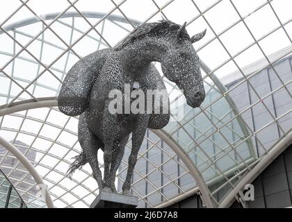 Equus Altus Pferdeskulptur von Andy Scott im Einkaufszentrum Leeds Trinity, Leeds, West Yorkshire, England, Großbritannien Stockfoto