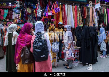 29. April 2022, Srinagar, Jammu und Kaschmir, Indien: Kashmirische Frauen sahen vor dem muslimischen Festival Eid-al-Fitr auf einem lokalen Markt in Srinagar einkaufen. Die Märkte in der muslimischen Welt werden von einem enormen Einkaufsrausch in Vorbereitung auf Eid al-Fitr, eine Feier, die das Ende des muslimischen Fastenmonats Ramadan markiert, Zeuge. (Bild: © Faisal Bashir/SOPA Images via ZUMA Press Wire) Stockfoto