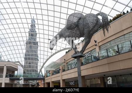 Equus Altus Pferdeskulptur von Andy Scott im Einkaufszentrum Leeds Trinity, Leeds, West Yorkshire, England, Großbritannien Stockfoto