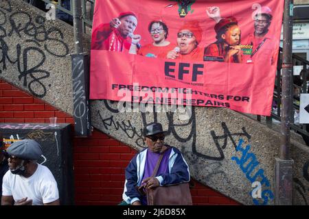 Während einer internationalistischen Friedensmesse in Brixton wird ein Banner der wirtschaftlichen Freiheitskämpfer gesehen, während die Menschen den Rednern zuhören. Die Economic Freedom Fighters (EFF) ist eine südafrikanische radikale und militante wirtschaftliche Emanzipationsbewegung unter der Führung von Julius Malema. Stockfoto