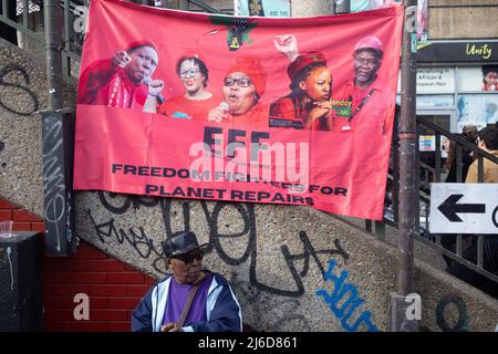 Während einer internationalistischen Friedensmesse in Brixton wird ein Banner der wirtschaftlichen Freiheitskämpfer gesehen, während die Menschen den Rednern zuhören. Die Economic Freedom Fighters (EFF) ist eine südafrikanische radikale und militante wirtschaftliche Emanzipationsbewegung unter der Führung von Julius Malema. Stockfoto