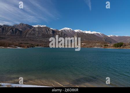 Castel San Vincenzo, Isernia, Molise, Italien. Der See. Es handelt sich um einen künstlichen Stausee, der Ende der fünfziger Jahre für hydroelektrische Zwecke gebaut wurde. IT oc Stockfoto