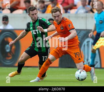 Houston, Texas, USA. 30. April 2022: Houston Dynamo-Stürmer Tyler Pasher (19) arbeitet während der ersten Hälfte eines Major League Soccer-Spiels zwischen dem Houston Dynamo und dem Austin FC am 30. April 2022 in Houston, Texas, gegen Jon Gallagher (17) des FC Austin. (Bild: © Scott Coleman/ZUMA Press Wire) Bild: ZUMA Press, Inc./Alamy Live News Stockfoto