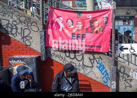 Während einer internationalistischen Friedensmesse in Brixton wird ein Banner der wirtschaftlichen Freiheitskämpfer gesehen, während die Menschen den Rednern zuhören. Die Economic Freedom Fighters (EFF) ist eine südafrikanische radikale und militante wirtschaftliche Emanzipationsbewegung unter der Führung von Julius Malema. (Foto von Thabo Jaiyesimi / SOPA Images/Sipa USA) Stockfoto