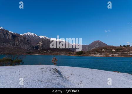 Castel San Vincenzo, Isernia, Molise, Italien. Der See. Es handelt sich um einen künstlichen Stausee, der Ende der fünfziger Jahre für hydroelektrische Zwecke gebaut wurde. IT oc Stockfoto