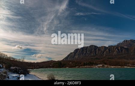 Castel San Vincenzo, Isernia, Molise, Italien. Der See. Es handelt sich um einen künstlichen Stausee, der Ende der fünfziger Jahre für hydroelektrische Zwecke gebaut wurde. IT oc Stockfoto