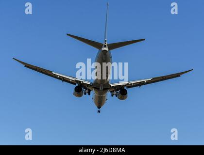 MISAWA, Japan (19. April 2022) Ein P-8A Poseidon, der den "Fighting Tigers" der Patrol Squadron (VP) 8 zugewiesen wurde, übt nach einer Mission im Einsatzgebiet der US-Flotte 7. am 19. April Landungen und Starts auf der Misawa Air Base aus. VP-8 wird derzeit in NAF Misawa, Japan, eingesetzt, um maritime Patrouillen, Aufklärungs- und Theateraufklärungseinsätze innerhalb des Einsatzgebiets der US-Flotte 7. (C7F) durchzuführen, um die Ziele der Kommandanten, der Task Force 72, C7F und der US-Indo-Pacific Command in der gesamten Region zu unterstützen. (USA Navy Foto von Mass Communication Specialist 1. Klasse Juan Sebastian Sua/Releas Stockfoto