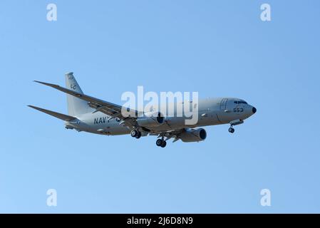 MISAWA, Japan (19. April 2022) Ein P-8A Poseidon, der den "Fighting Tigers" der Patrol Squadron (VP) 8 zugewiesen wurde, bereitet sich auf die Landung auf der Misawa Air Base vor, nachdem er am 19. April eine Mission im Einsatzgebiet der US-Flotte 7. durchgeführt hatte. VP-8 wird derzeit in NAF Misawa, Japan, eingesetzt, um maritime Patrouillen, Aufklärungs- und Theateraufklärungseinsätze innerhalb des Einsatzgebiets der US-Flotte 7. (C7F) durchzuführen, um die Ziele der Kommandanten, der Task Force 72, C7F und der US-Indo-Pacific Command in der gesamten Region zu unterstützen. (USA Navy Foto von Mass Communication Specialist 1. Class Juan Sebastian Sua/veröffentlicht) Stockfoto