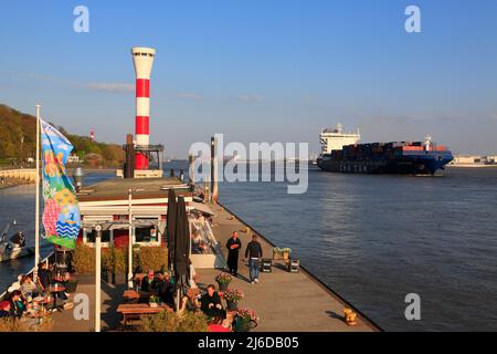 Blankenese, Elbe-Pier mit Restaurant Ponton op'n Bulln und Feuerstein, Hamburg, Deutschland, Europa Stockfoto