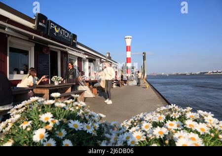 Blankenese, Elbe-Pier mit Restaurant Ponton op'n Bulln und Feuerstein, Hamburg, Deutschland, Europa Stockfoto