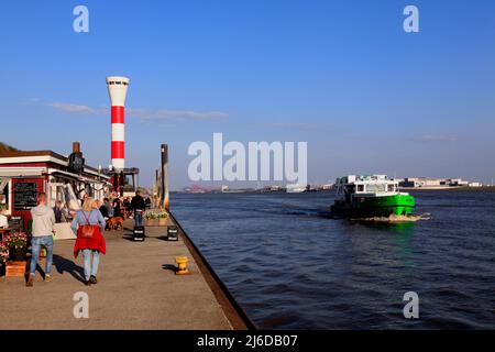 Blankenese, Elbe-Pier mit Restaurant Ponton op'n Bulln und Feuerstein, Hamburg, Deutschland, Europa Stockfoto