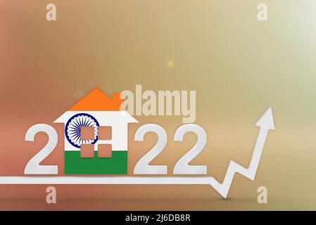 Die Immobilienkosten in Indien im Jahr 2022. Steigende Kosten für Bau, Versicherung, Miete in Indien. 3D Hausmodell in Fahnenfarben bemalt, Pfeil nach oben Stockfoto