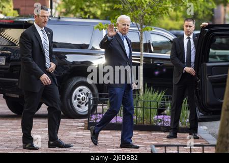 US-Präsident Joe Biden verlässt die Holy Trinity Catholic Church in Georgetown, bevor er am 30. April 2022 beim Korrespondenten-Dinner im Weißen Haus in Washington, DC, USA, sprach. Bidens Auftritt beim Abendessen ist das erste Mal, dass ein Präsident die Veranstaltung seit sechs Jahren als Headliner geführt hat. Foto von Jim Los Scalzo/UPI Stockfoto