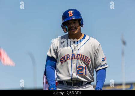 30. April 2022: Nick Plummer (21), Outfielder der Syracuse Mets, schaut sich um, nachdem er gegen die Rochester Red Wings ausgerufen wurde. Die Rochester Red Wings veranstalteten die Syracuse Mets in einem Spiel der International League im Frontier Field in Rochester, New York. (Jonathan Tenca/CSM) Stockfoto