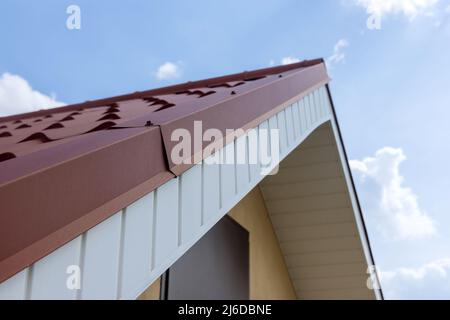 Modernes Dach mit einem rot beschichteten Metalldach mit Flieseneffekt Stockfoto