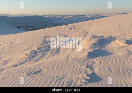 Bei Sonnenuntergang brechen im White Sands National Park Formationen aus gehärtetem Sand durch die Gipssanddünen Stockfoto