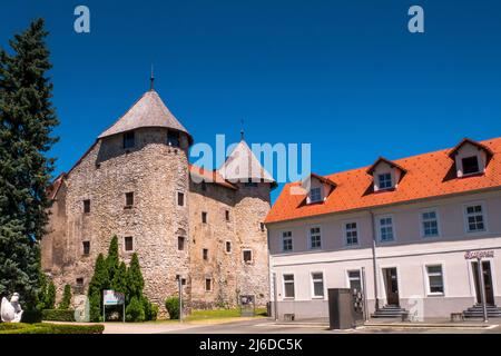 Der Palast der Burg Frankopan und das lokale Museum der Stadt Ogulin - Kroatien (Palača Frankopanskog Kaštela i zavičajni muzej grada Ogulina Stockfoto