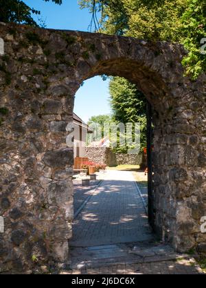 Der Palast der Burg Frankopan und das lokale Museum der Stadt Ogulin - Kroatien (Palača Frankopanskog Kaštela i zavičajni muzej grada Ogulina Stockfoto