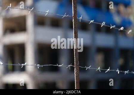 Stacheldraht, der im Gefängnis über den Zaun gespannt ist Stockfoto