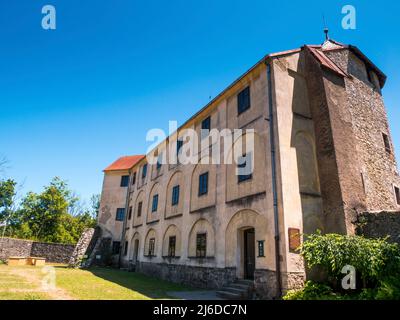 Der Palast der Burg Frankopan und das lokale Museum der Stadt Ogulin - Kroatien (Palača Frankopanskog Kaštela i zavičajni muzej grada Ogulina Stockfoto