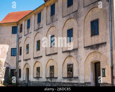 Der Palast der Burg Frankopan und das lokale Museum der Stadt Ogulin - Kroatien (Palača Frankopanskog Kaštela i zavičajni muzej grada Ogulina Stockfoto